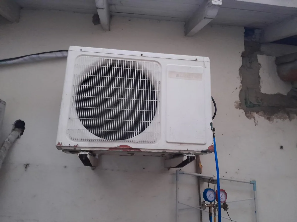 Carga de gas refrigerante R-410A