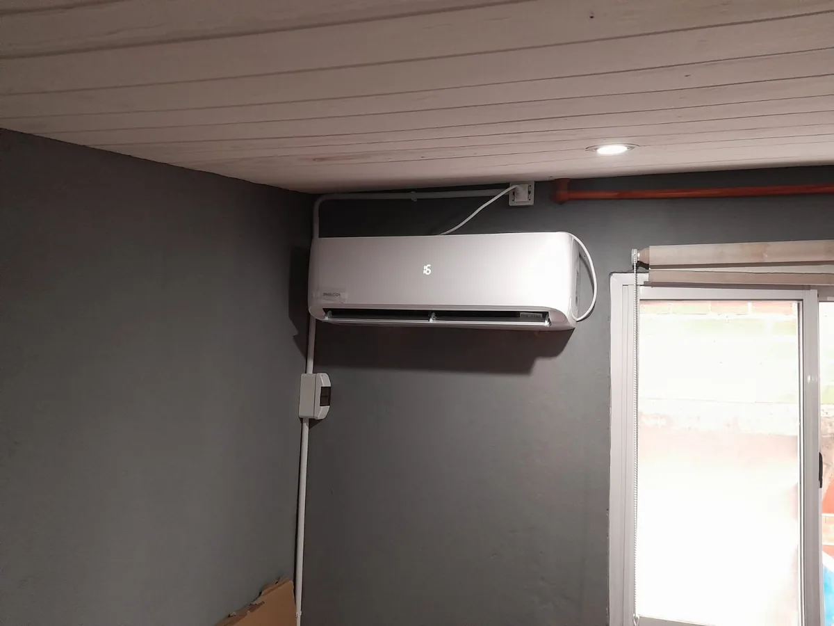 Montaje de split en pared exterior — trabajo real