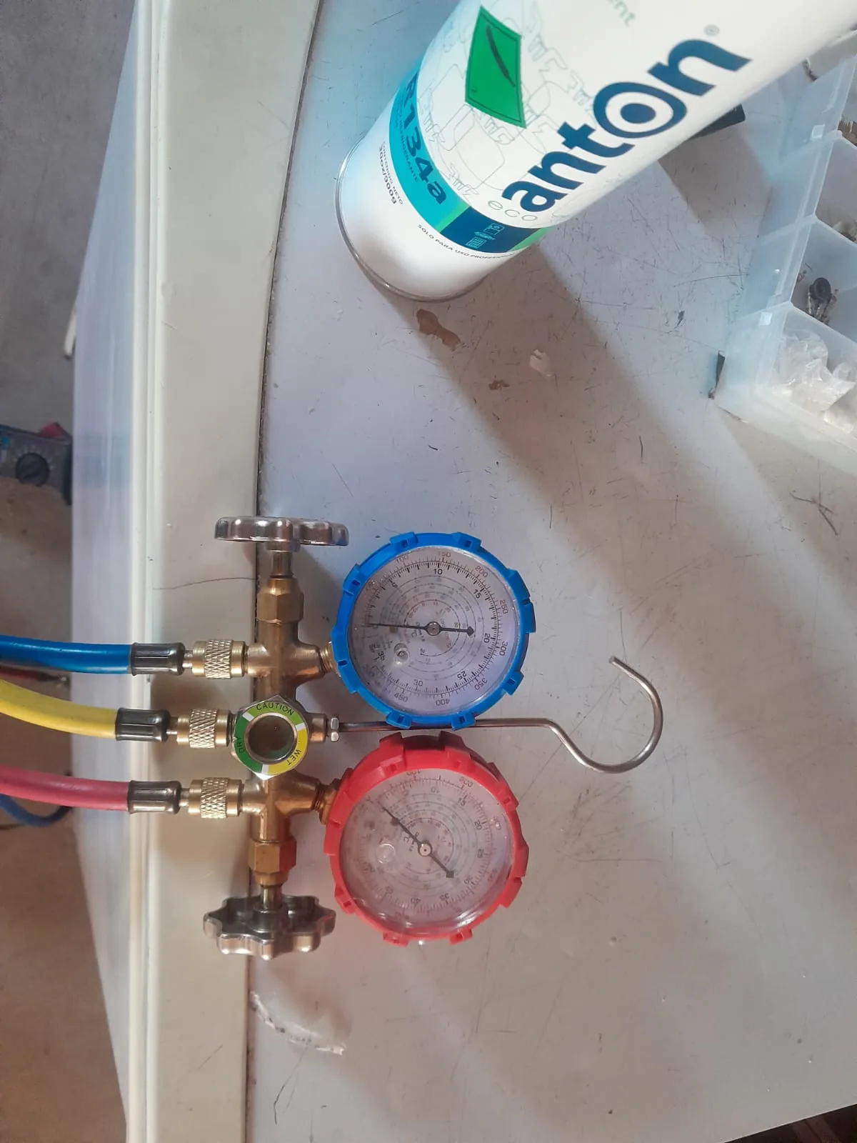Carga de gas R134a en equipos de refrigeración — trabajo real